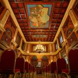 Da qui possiamo avere accesso alla sfarzosa Sala Consiliare. La grande aula a doppia altezza fu pensata originariamente per accogliere spettacoli di vario tipo come dimostrano il palco della musica...